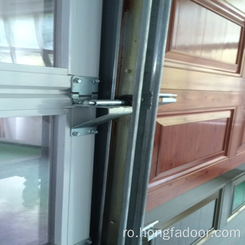 Spumă poliuretanică vedeți prin ușa de garaj a ferestrei